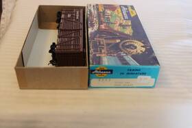 79608 Athearn 1772 Ho Scale 40ft Stock Car Rock Island Brown #79608 - Built