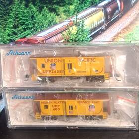 Upp24567 Athearn 23247 2 Union Pacific Bay Window Caboose N Scale And Upp400 Upp24567 Athearn 23247 2 Union Pacific Bay Window Caboose N Scale And Upp400
