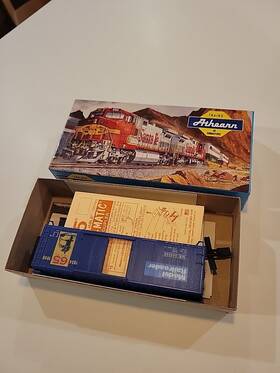 5631 Athearn Ho Model Railroader 65th 40ft Woodside Boxcar