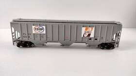 71690 Athearn Rtr Ho Farmland Industries 3-bay Covered Hopper #602 Train Car 71690 Athearn Rtr Ho Farmland Industries 3-bay Covered Hopper #602 Train Car