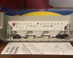 72347 Athearn Great Northern Ho Scale Ready To Roll 54ft Ps Covered Hopper New