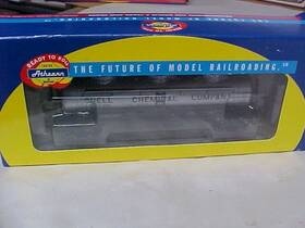 73675 Athearn #73675 Shell Chemical Triple Dome Tank Car #652 New In Box Ho Gauge 1/87