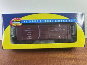 21376 Athearn 797534927919 Ho Scale 92791 40ft Milwaukee - Hiawatha Horizontal Rib Box Car #