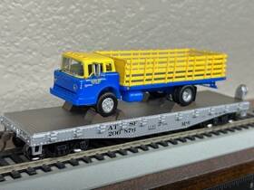 92081 Athearn Atsf Santa Fe - 40ft Flat Car With Ford C Coe Stakebed Truck Ho Scale New