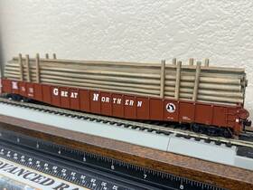 93654 Athearn Great Northern - 65 Ft Drop End Mill Gondola With Resin Pole Load Ho Scale New