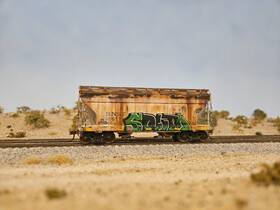 93956 Athearn Rtr Ho Scale Bnsf Acf 2970 2-bay Hopper Custom Weathered With Graffiti