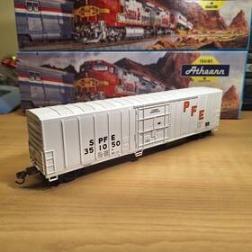 G4211 Athearn Rtr Series Pfe 57ft Reefer Box Car Nos Metal Wheels