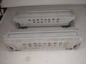 1408-2 Atlas Weathered Ho Northern Pacific 3-bay Centerflow Hopper