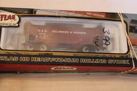 1882-1 Atlas Ho Scale 2 Bay Covered Hopper Delaware And Hudson Brown #9414 -
