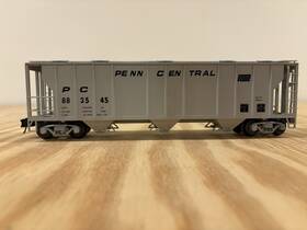 2002517-2 Atlas O 3-rail Penn Central 3-bay Ps-2 Covered Hopper #883545