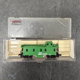 35651 Atlas N Scale Burlington Northern Caboose Green #9932 With Micro Trucks And Couplers