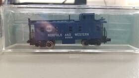 3570-300 Atlas N Scale Norfolk And Western Blue Caboose #510319 Item No Used