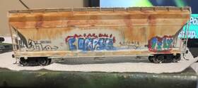 385566 Atlas Ho Scale Custom Weathered Graffiti Master Line Centerflow Hopper