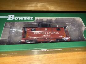 477041 Bowser 41681 Ho Scale #41681 Pennsylvania Railroad N5 Caboose 477041. Nib