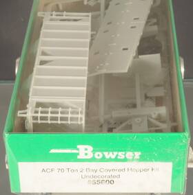 55600 Bowser Undecorated Open Side 70 Ton 2-bay Covered Hopper Kit