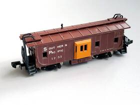 0001-01251b Con-cor N Scale Southern Pacific Bay Window Caboose 1251-3 #1235