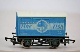 E81010 Hornby R013 Br Fine Fish Closed Van Wagon