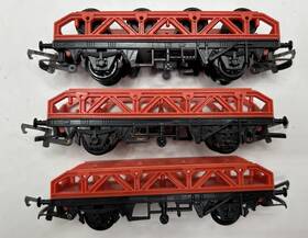 R224 Hornby Lot Of 3 Oo Flat Wagons With Detachable Wheel Loads - Fair Shape