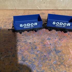 R9056 Hornby 2x Thomas Train Oo Ho Sodor Scrap Co. Wagons Freight Car Usa Seller