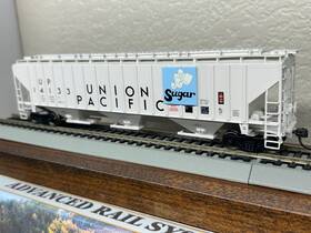 45341 Intermountain Union Pacific Sugar 4750 Cu Ft Rib Sided Covered 3-bay Hopper Car- Ho Scale New
