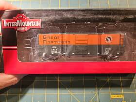 46012-14 Intermountain Ho Scale Railway 40ft 12 Panel Boxcar Great Northern Express