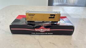 47727-02 Intermountain Ho-scale Burlington Northern Wood Reefer Car Yellow
