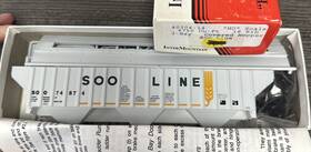 40304-14 Intermountain Railway Co. Ho Kit 4759 Cu Ft 18 Rib 3-bay Cov Hopper Soo Line