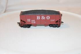 320835 Life-like Ho Scale 2 Bay Hopper With Load Baltimore And Ohio Tuscan Red #320835