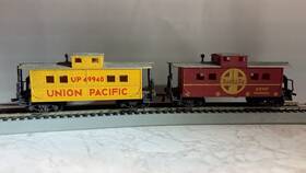 999851 Life-like 49940 Ho Scale 2 Caboose S Union Pacific Up And Santa Fe Atsf