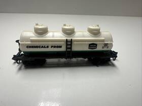 7765 Life-like N Scale Chemicals From Union Carbide 3 Dome Tank Train Car