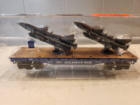 279-4490 Menards O Gauge Air Force Flatcar 10.5 Inch With Two Rockets Nib