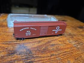 31170-1 Micro-trains 50ft Single Door Box Car Northern Pacific Np N Scale