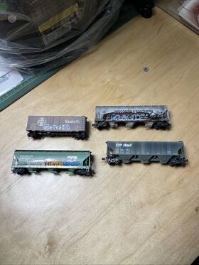 149841 Micro-trains 387747/149841 N Weathered Graffiti 4 Cars