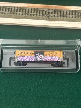 51244040 Micro-trains Z Scale Easter Factory-weathered Railbox Car Bunny Graffiti