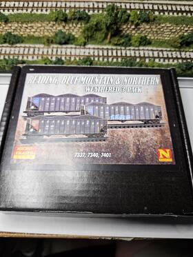 98305072 Micro-trains 695140086153 N Scale Mtl Rbmn 3-bay Hoppers 3-pack With Load - Weathered