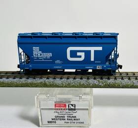 92010 Micro-trains N Scale #92010 Grand Trunk Western Railway 2 Bay Covered Hopper