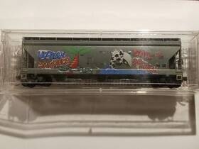 94040 Micro-trains N Scale 3 Bay Hopper Southern Pacific Graffiti Weathered Whale