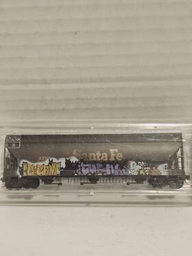 09444102 Micro-trains Line N Santa Fe Atsf 3 Bay Hopper Factory Weathered Graffiti