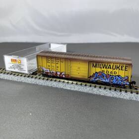 02544780 Micro-trains Line Mtl N Scale Milwaukee Road Weathered And Graffiti Box Car -micro
