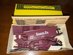 Raax 326-14 Ho Scale Santa Fe Acf 2-bay Center Flow Covered Hopper. Nos