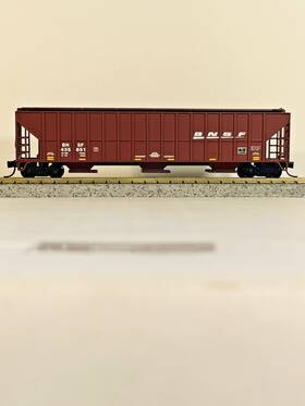 Rm-25214-1 Red Caboose N Scale Rm-25214-1. 4700 Cu Ft Covered Hopper Bnsf Rd# 425851