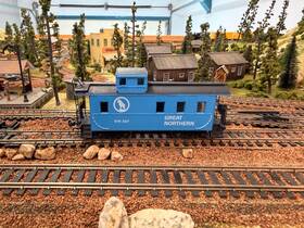 C24-250 Roundhouse Ho Scale Great Northern Blue Caboose - Excellent Condition