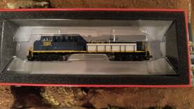 Sxt30638 Scale Trains N Ge Et44ah Gevo Csx/boxcar Logo Rd#3383 With Esu Loksound Sxt30638 Scale Trains N Ge Et44ah Gevo Csx/boxcar Logo Rd#3383 With Esu Loksound