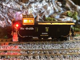 31401-00 Trainworx N Scale Denver And Rio Grande Cupola Caboose With Directional Lighting