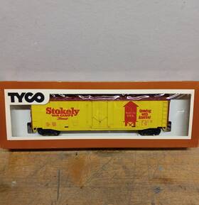339h Tyco Vintage Ho Stokely 50ft Plug Door Boxcar