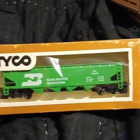 344-g Tyco Burlington Northern Hopper Car Green Ho Scale