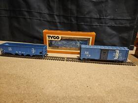 12608 Tyco 344d Ho Scale Lot Boston And Maine 40 Box Car 70056 X2 4 Bay Hopper Cars