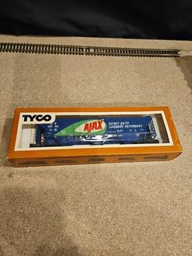 359d Tyco Vintage Ajax Advertising Covered 3 Bay Hopper Car 54 Foot