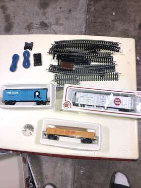 366c Tyco Ho Scale Train Lot Of Freight Cars Track