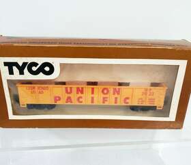 900-2 Tyco 1977 Ho Scale Union Pacific Gondola Car Empty Yellow B Ng Pipes Nos